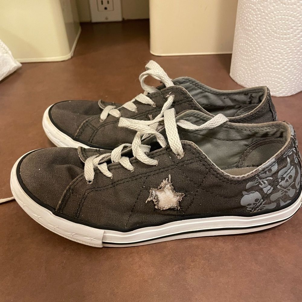2/$25 Converse with skulls sz 4 low top rocker